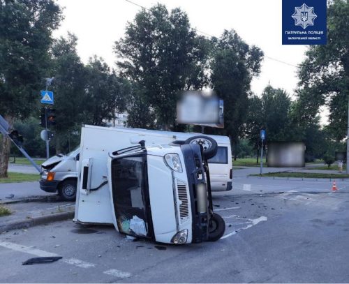 В Запорожье маршрутка столкнулась с грузовиком, который вследствие ДТП опрокинулся