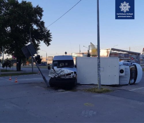 В Запорожье маршрутка столкнулась с грузовиком, который вследствие ДТП опрокинулся