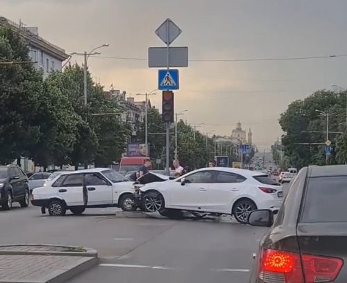 В центре Запорожья не смогли разъехаться два автомобиля