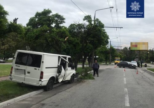На Кичкасе в Запорожье столкнулись микроавтобус и легковушка