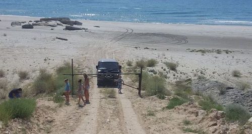 В Примпосаде предприниматели вновь закрыли шлагбаумом доступ к пляжу