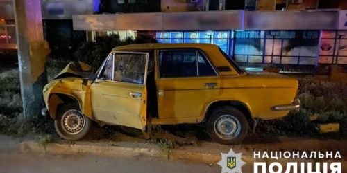 В Запорожье погибла женщина, пассажир автомобиля, врезавшегося в бетонный столб