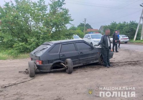 В селе Вознесенка, под Мелитополем, мужчина с гранатой в руках охранял поврежденный автомобиль - поврежденное авто