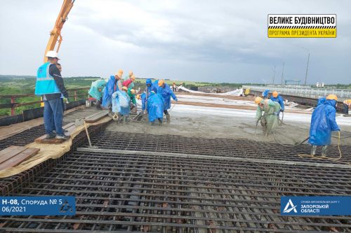Строители продолжают строить низовой мост через Старый Днепр - закончен очередной этап
