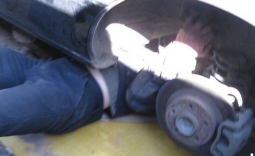 В Запорожье домкрат не выдержал вес автомобиля - пострадал ремонтник