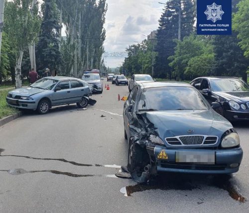 В Запорожье автомобиль врезался в припаркованную машину