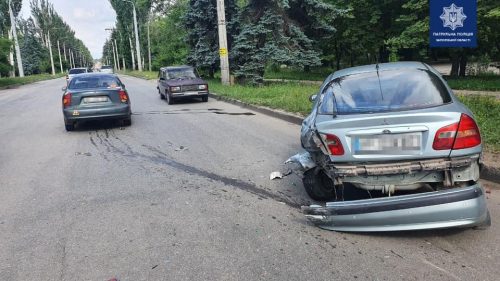 В Запорожье автомобиль врезался в припаркованную машину
