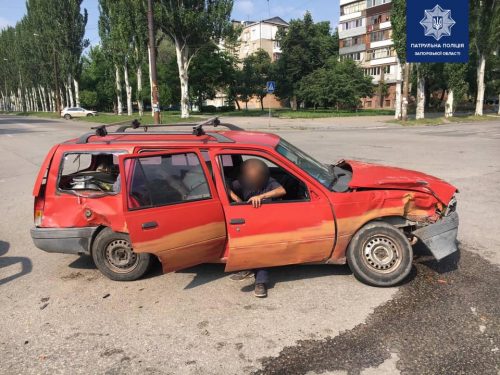 В Запорожье водитель старенького Опеля разбил новый внедорожник Ниссан