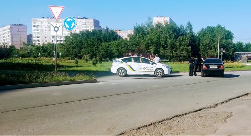 Автомобиль с пьяным водителем влетел на разворотное кольцо между 16-18 микрорайонами Бабурки