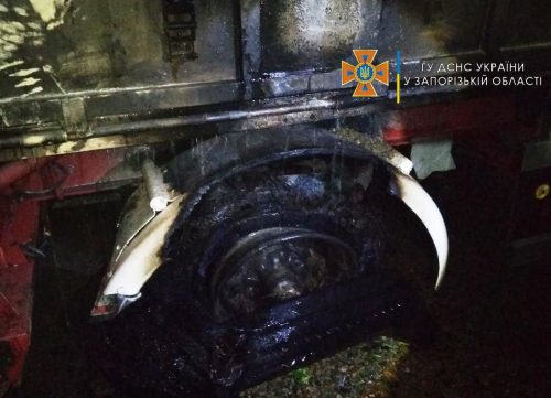 У заправки на симферопольском шоссе вспыхнул грузовик
