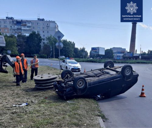На Бабурке в Запорожье опрокинулся автомобиль с пьяным водителем