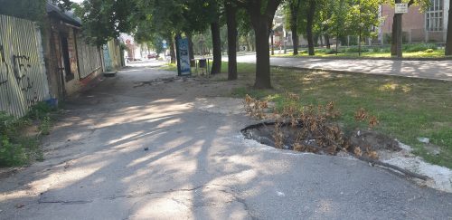 В центре Запорожья проваливается тротуар