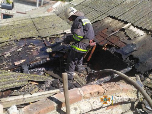 В Бердянске горела крыша пристройки к жилому дому