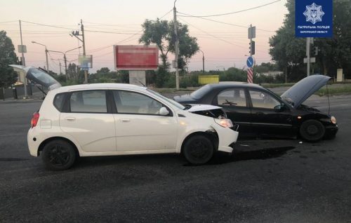 В Запорожье от удара у автомобиля, виновника ДТП, отлетело колесо