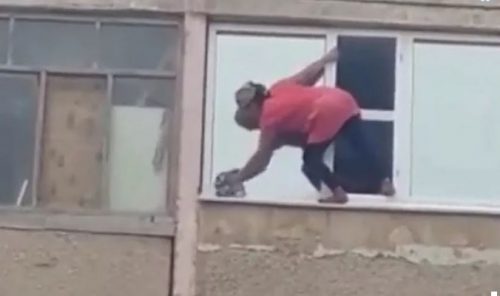 В Запорожье на Кичкасе женщина выпала из окна на втором этаже и получила тяжелые увечья