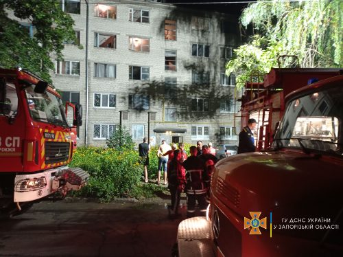 Запорожские спасатели ночью эвакуировали 35 человек из горящей пятиэтажки