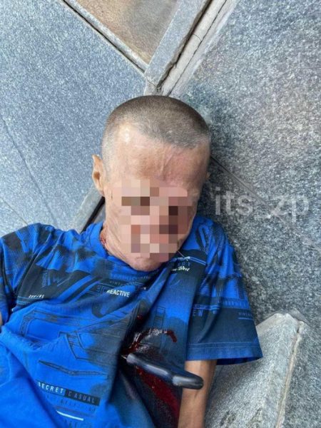 На ступеньках железнодорожного вокзала в Запорожье найден труп мужчины с ножом в груди