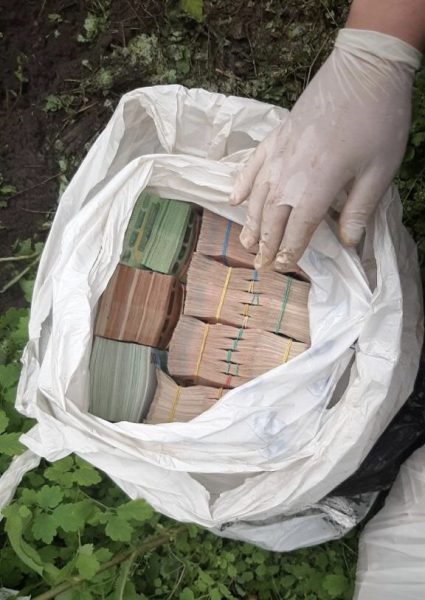Полиция нашла средства, украденные в ювелирном магазине Запорожья, и задержала подозреваемых