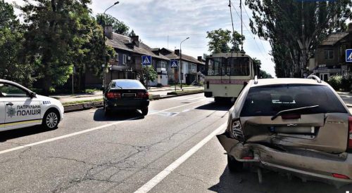 В Запорожье водитель, увлекшийся гаджетом, влетел в припаркованное авто