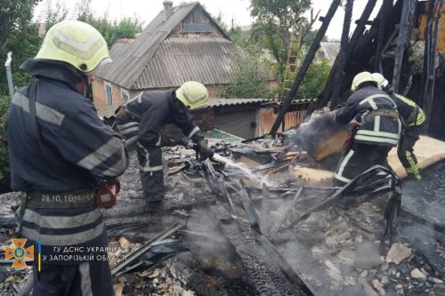 В частном секторе в Запорожье сгорели крыша и чердачное помещение жилого дома