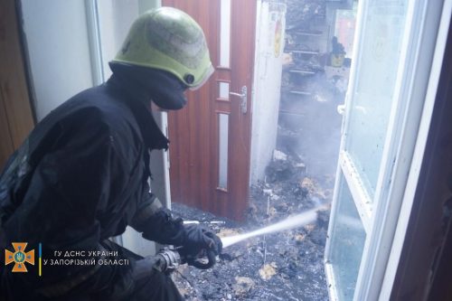 В частном секторе в Запорожье сгорели крыша и чердачное помещение жилого дома