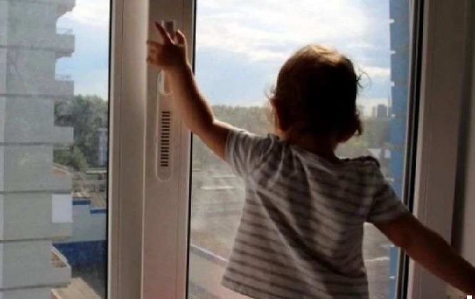 ребенок в окне