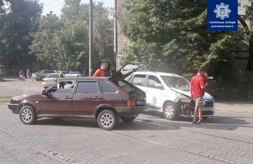 В центре Запорожья столкнулись ВАЗ 2109 и Renault Lodgy