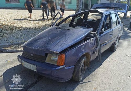 В Запорожье пьяный водитель разбил свою машину о припаркованный автомобиль