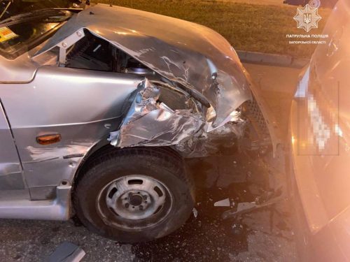 В Запорожье, на Бабурке, пьяный водитель автомобиля ВАЗ разбил три иномарки, пытаясь сбежать от ответственности