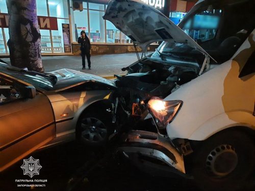 В Запорожье пьяный водитель-бесправник врезался в микроавтобус и сбежал с места ДТП