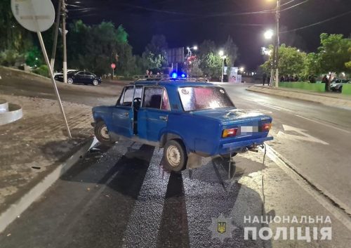 В Мелитополе водитель на ВАЗе выехал на тротуар и сбил там возле ресторана троих гостей свадьбы, после чего пытался скрыться