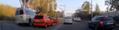 В Запорожье на Хортице маршрутка снесла легковушку: Видео