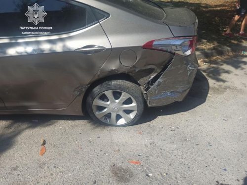 В Запорожье пьяный водитель разбил свою машину о припаркованный автомобиль