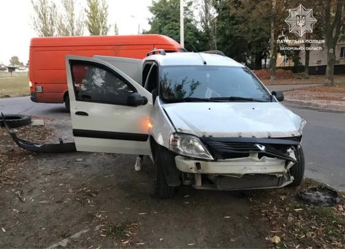 В Запорожье легковушка врезалась в муниципальный автобус