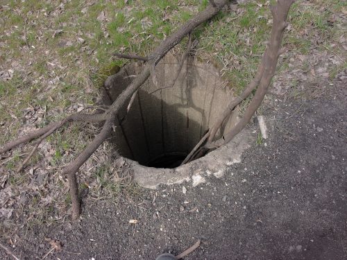 В Запорожье на промплощадке мужчина провалился в яму