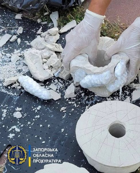 Женщина в гипсовых скульптурах перевозила в Донецк метадон на 4 млн гривен