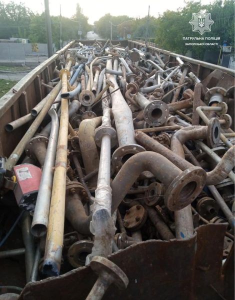 В Запорожье полицейские выявили две фуры, перевозившие нелегальный металлолом