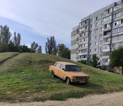 Водитель автомобиля использует памятник истории, расположенный напротив Хортицкого РО полиции в Запорожье, для того, чтобы завести свое авто