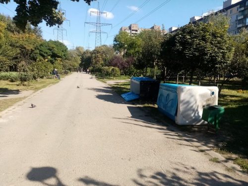 В парке на Кичкасе, в Запорожье, хулиганы перевернули биотуалеты