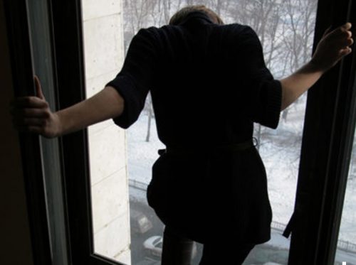 В Запорожье девушка-подросток выпрыгнула из окна