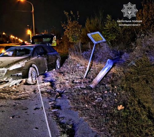 В Хортицком районе Запорожья пьяный водитель разбил свою машину и повредил забор
