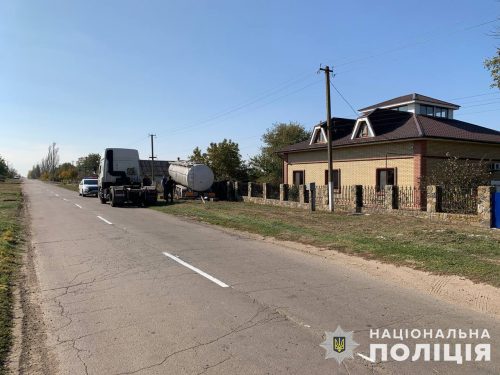 В Новотроицком, под Бердянском, автоцистерна снесла забор частного дома
