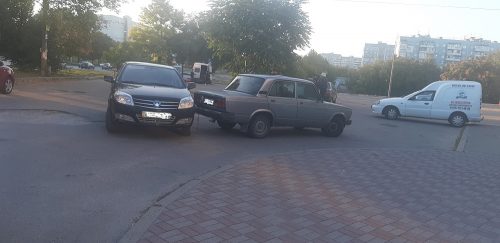 Очередное ДТП на Бабурке в Запорожье - столкнулись две легковушки на парковке