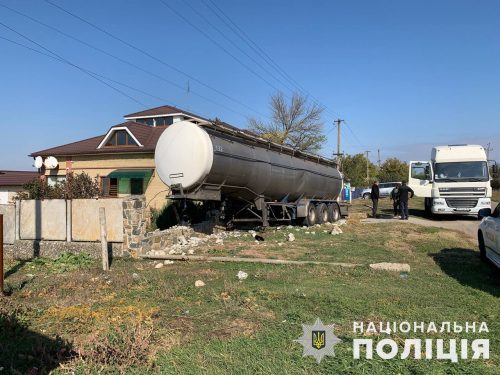 В Новотроицком, под Бердянском, автоцистерна снесла забор частного дома