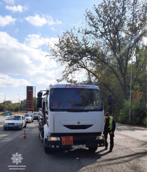 На симферопольской трассе под Запорожьем столкнулись грузовик и легковушка