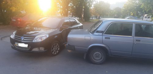 Очередное ДТП на Бабурке в Запорожье - столкнулись две легковушки на парковке