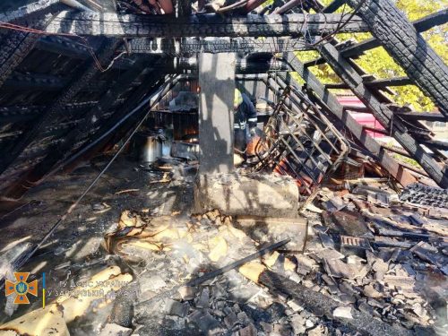 В частном доме в Запорожье сгорела чердачная комната вместе с крышей