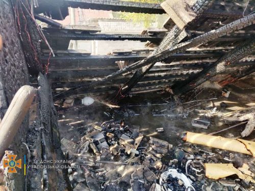 В частном доме в Запорожье сгорела чердачная комната вместе с крышей