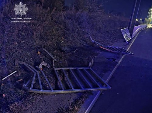 В Хортицком районе Запорожья пьяный водитель разбил свою машину и повредил забор