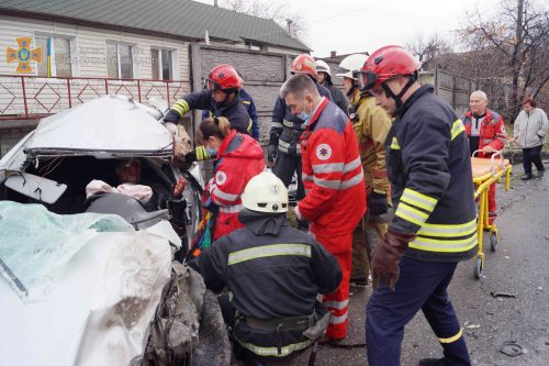 В Запорожье, в Зеленом Яру, не смогли разъехаться две иномарки - пострадал водитель одной из них
